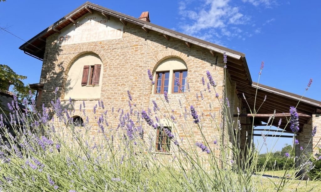 Location per eventi privati a Melazzo – tavoli e sedie Tenuta San Lorenzo