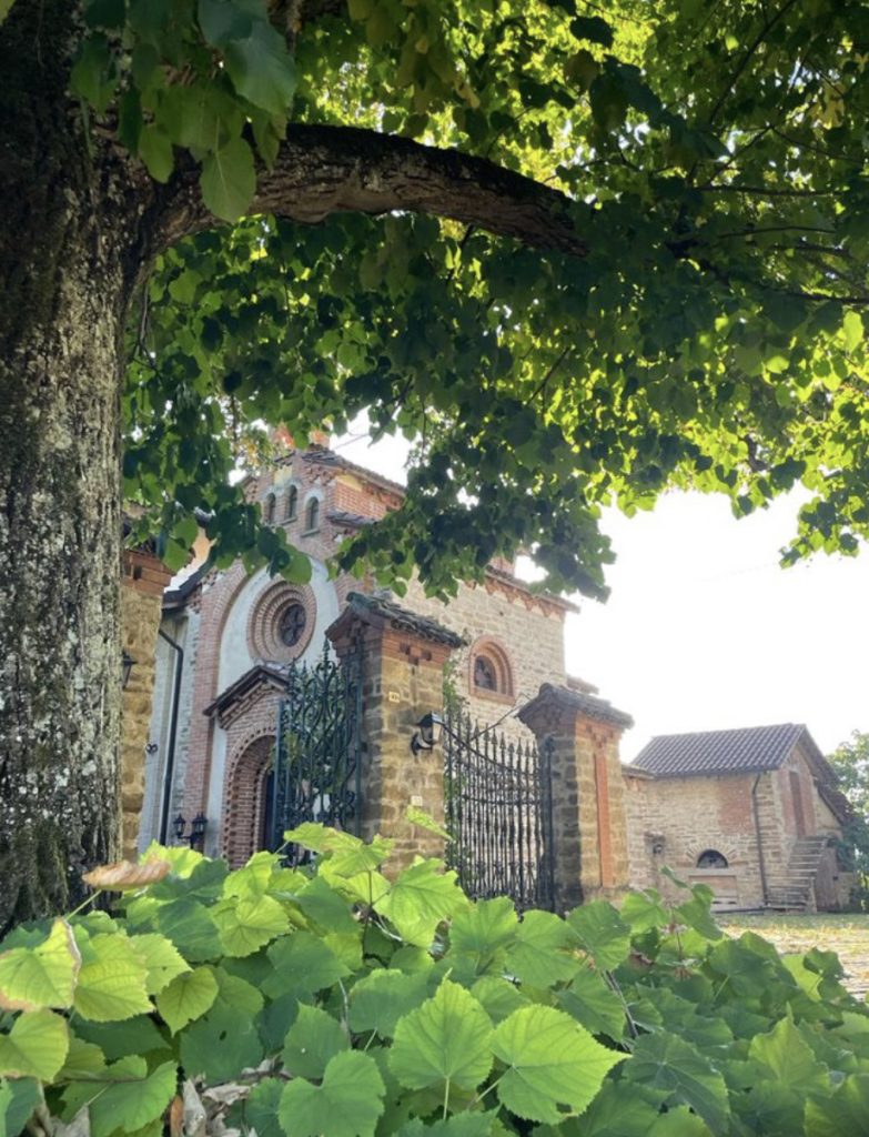La cappella della Tenuta San Lorenzo tra alberi e architettura in pietra