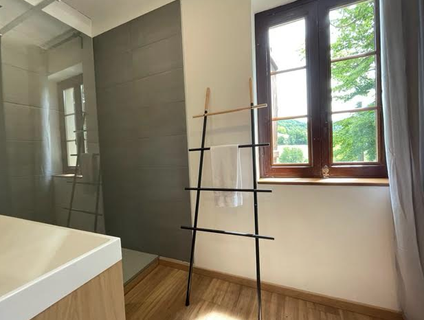 bagno con doccia dell'appartamento tenuta san lorenzo melazzzo 